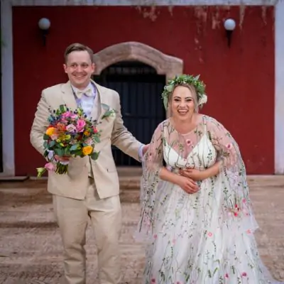 Celebramos nuestra boda en hacienda chuntuac y ¡fue preciosa! Se siente como si estuvieras en medio de la jungla. La hacienda cuenta con varios jardines, aunque lo intentaras sería imposible llenar todas las áreas.
